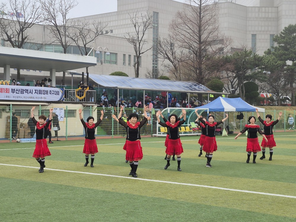 다사랑복합문화예술회관 취미여가교육 라인댄스 수강생, 제1회 한국장수축구협회 축구대회 축하공연 초청 및 공연 진행