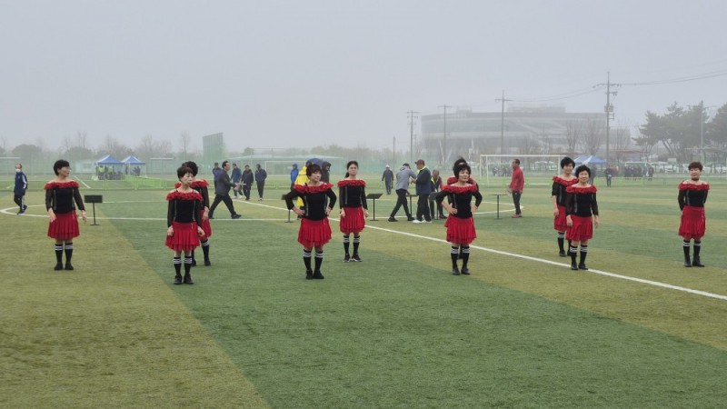다사랑복합문화예술회관 취미여가교육 라인댄스 수강생, 제1회 한국장수축구협회 축구대회 축하공연 초청 및 공연 진행