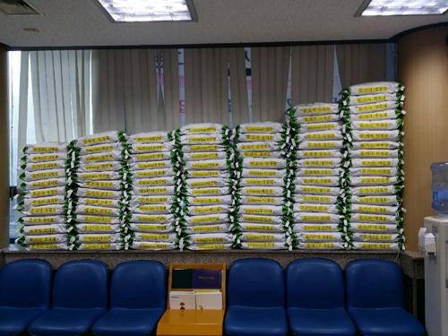 [부산일보]가야동 새마을금고, '사랑의 좀도리 쌀' 전달